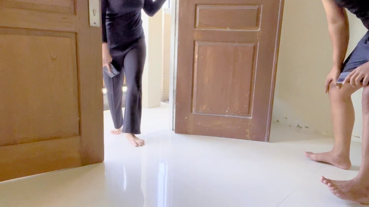 Bertamu kerumah tetangga malah dientot dibalik pintu