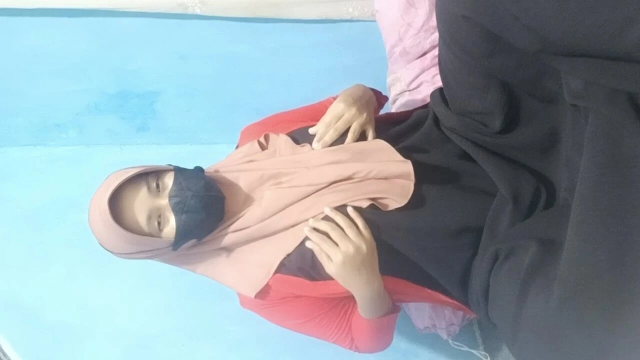 Hijab Girl Masturbating Thirsty Warmth