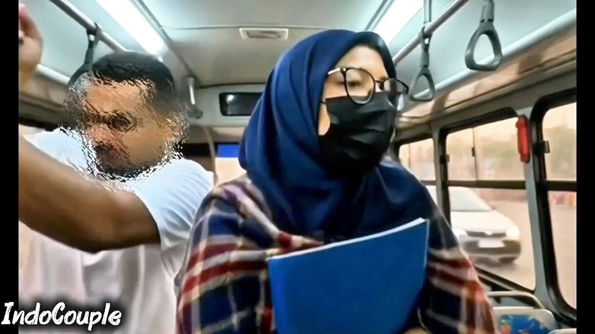 Murid sekolah murid nakal ini muasin dirinya sendirian di dalam bus starnger!